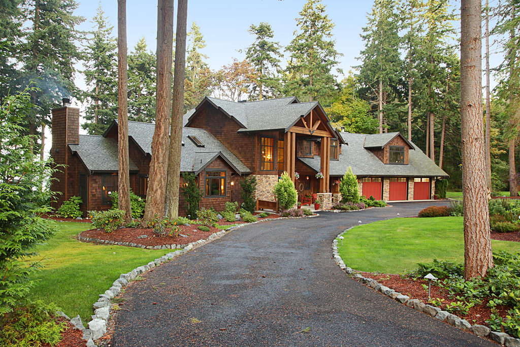 2-View-of-the-Lodge-from-the-north-entrance